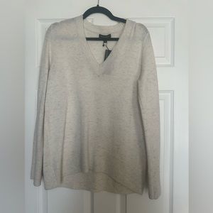 NWT - Womens Small Banana Republic cream Aire Yarn v-neck sweater - never worn